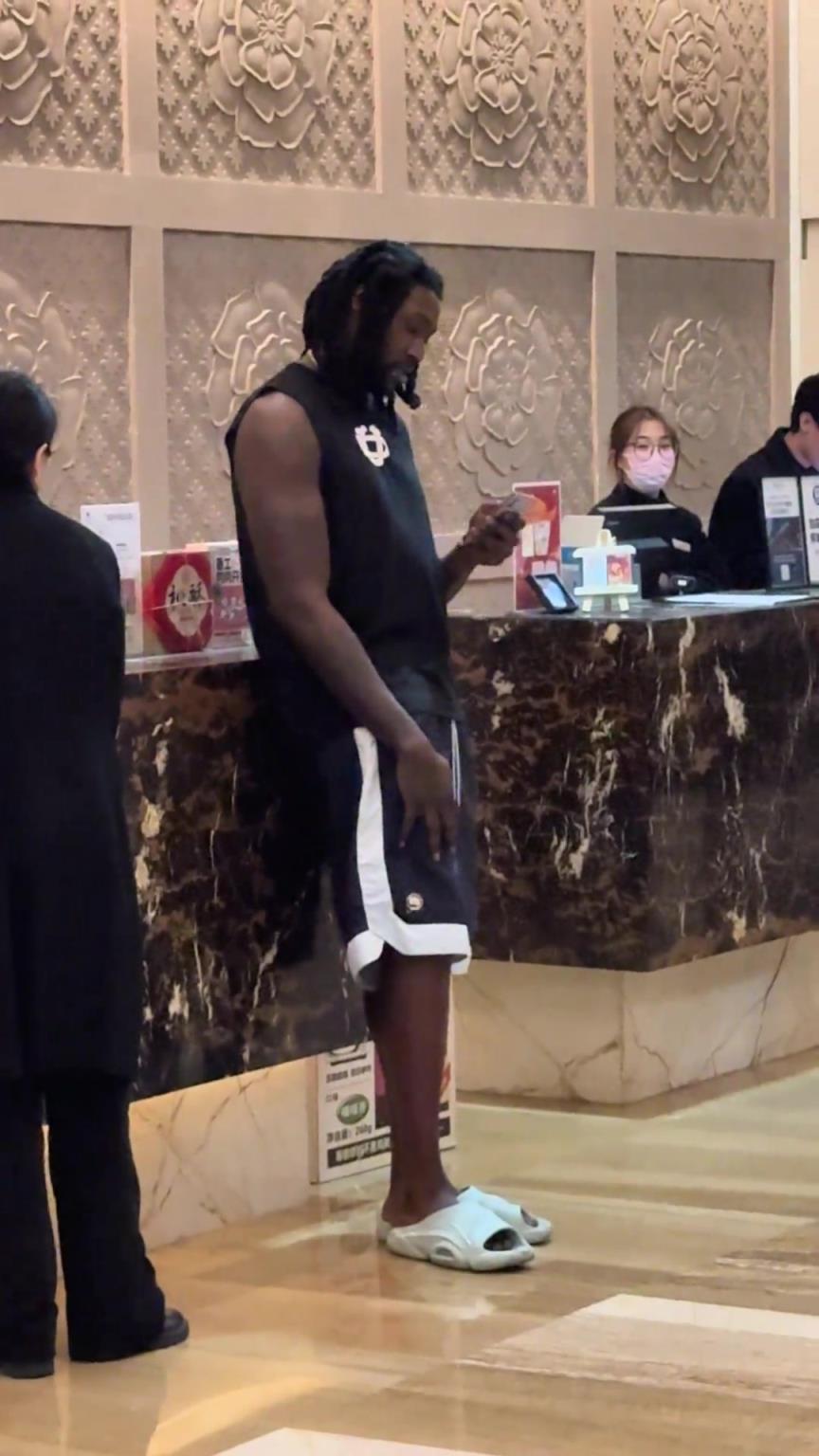 新疆外援哈雷尔外卖丢了 在酒店大堂茫然不知所措